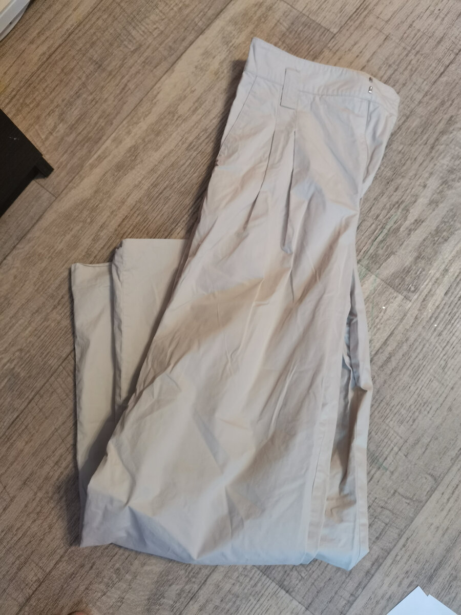 Крутые расклешенные брюки от Mango