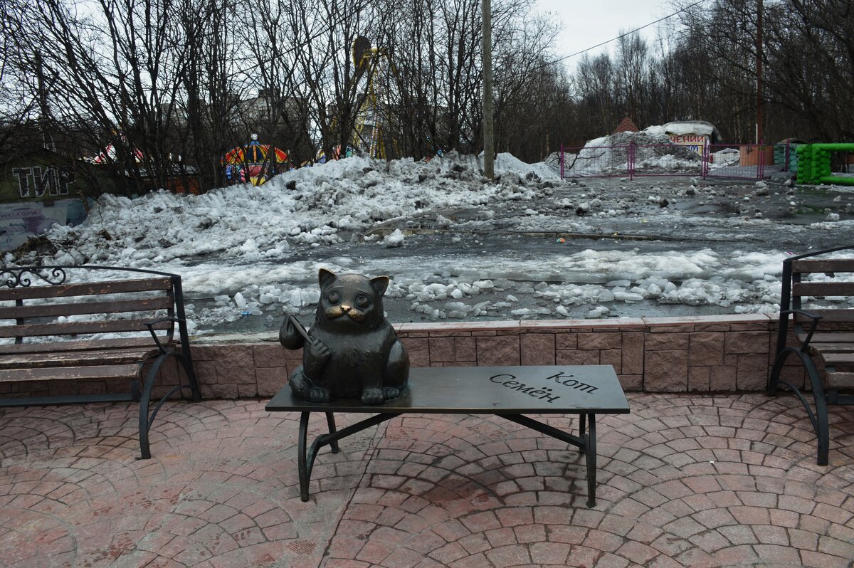 2. Памятник коту Семену. Как пишут в интернетах - в 1987 году семья Синишиных ехала домой в Мурманск через Москву. Кот-сиамец Семен путешествовал с хозяевами, но в столице решил погулять сам по себе и выпрыгнул из машины. Его пытались найти, однако кот затерялся среди огней большого города. Вернулся он спустя шесть лет сам! За время своего путешествия кот прошел больше 2 тысяч километров и объявился худой и уставший на пороге квартиры. И, говорят, даже сняли документально-игровой фильм