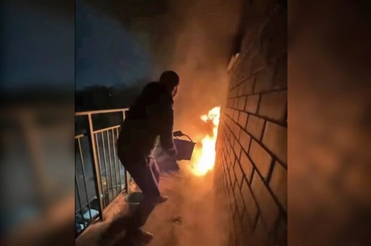    Около одной из квартир Петербурга снова подожгли покрышки