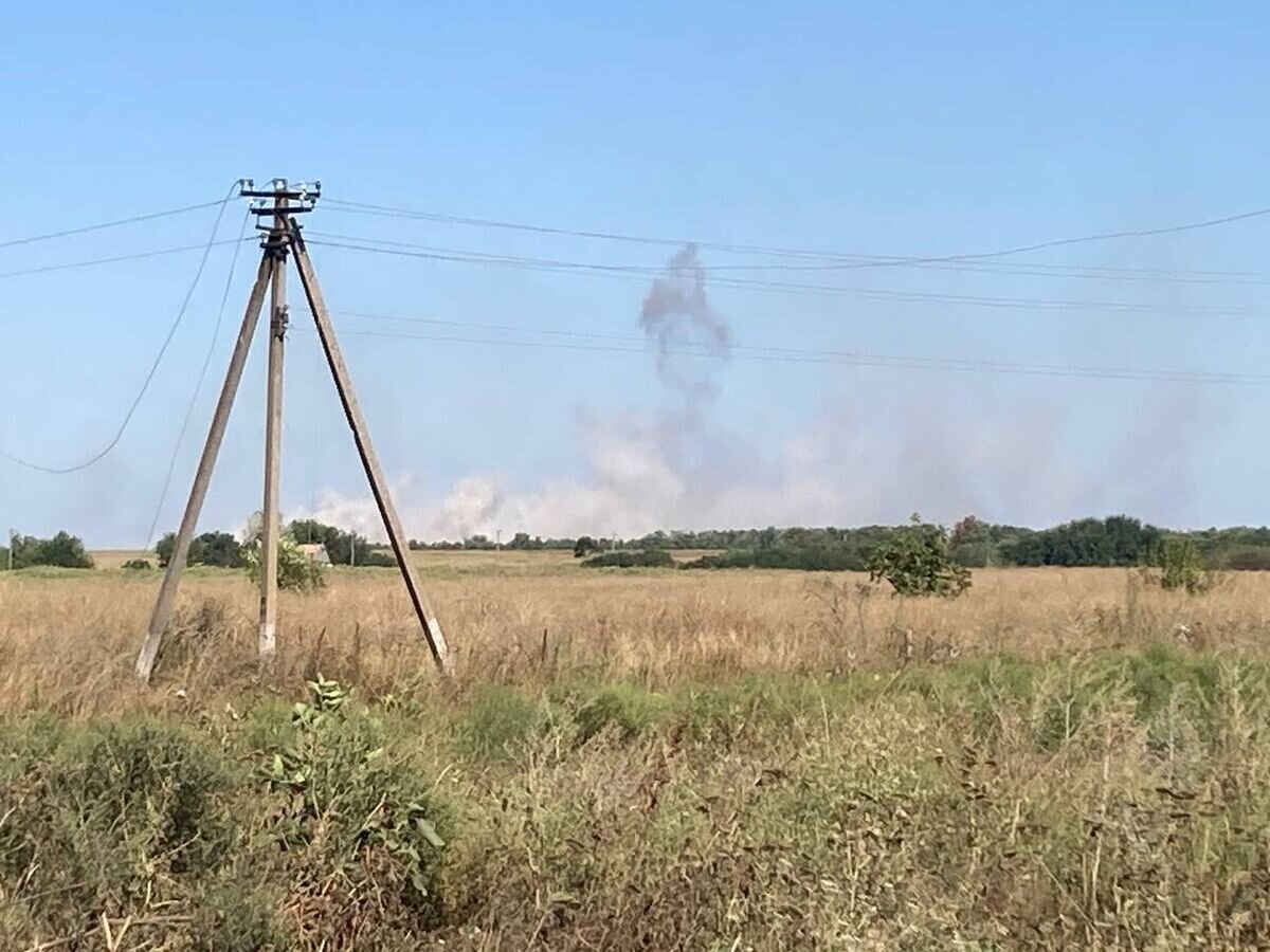    Дым от пожаров на линии боевого соприкосновения в селе Работино Запорожской области© РИА Новости / Давид Нармания