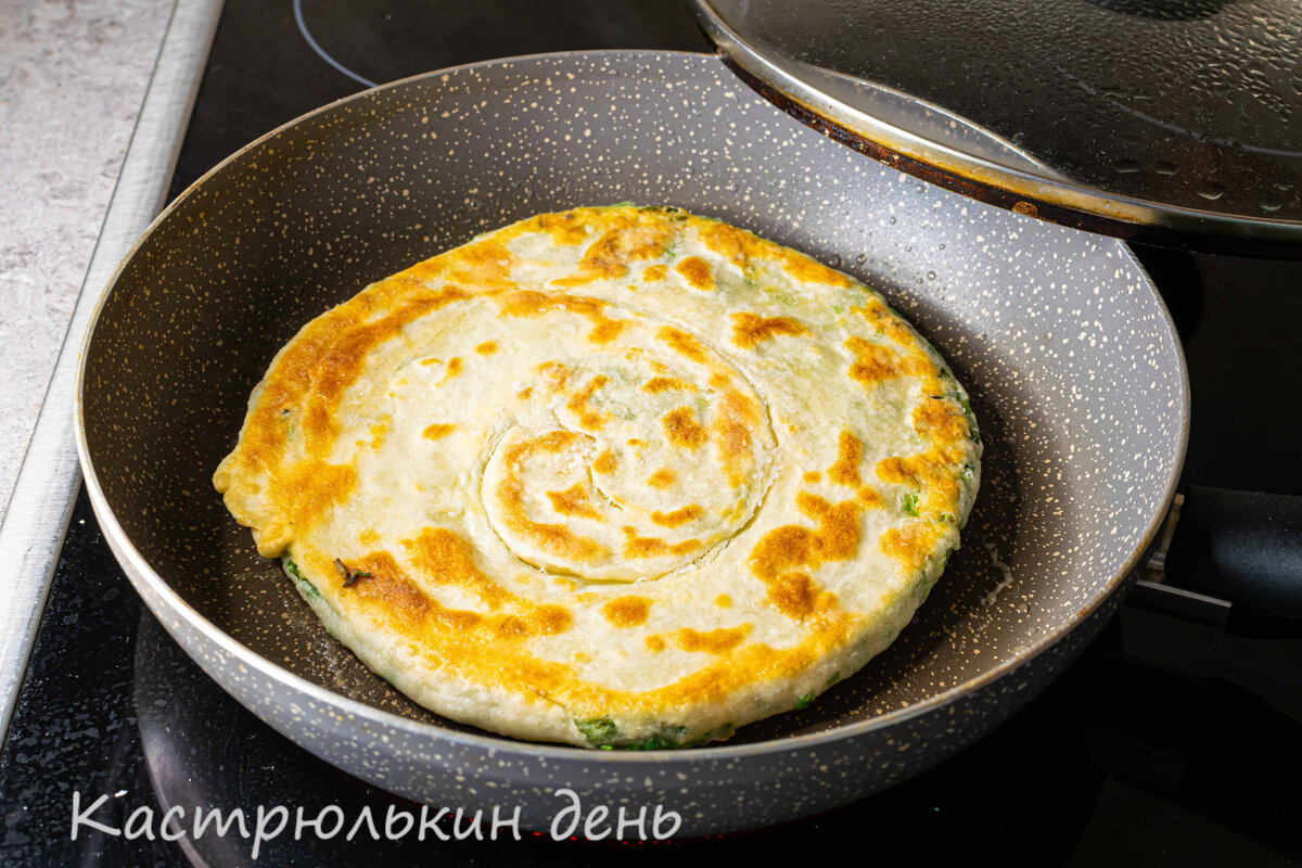 Лепешки слоеные с зеленым луком на сковороде. Только вода и мука, а в  результате вкусное блюдо | Кастрюлькин день | Дзен