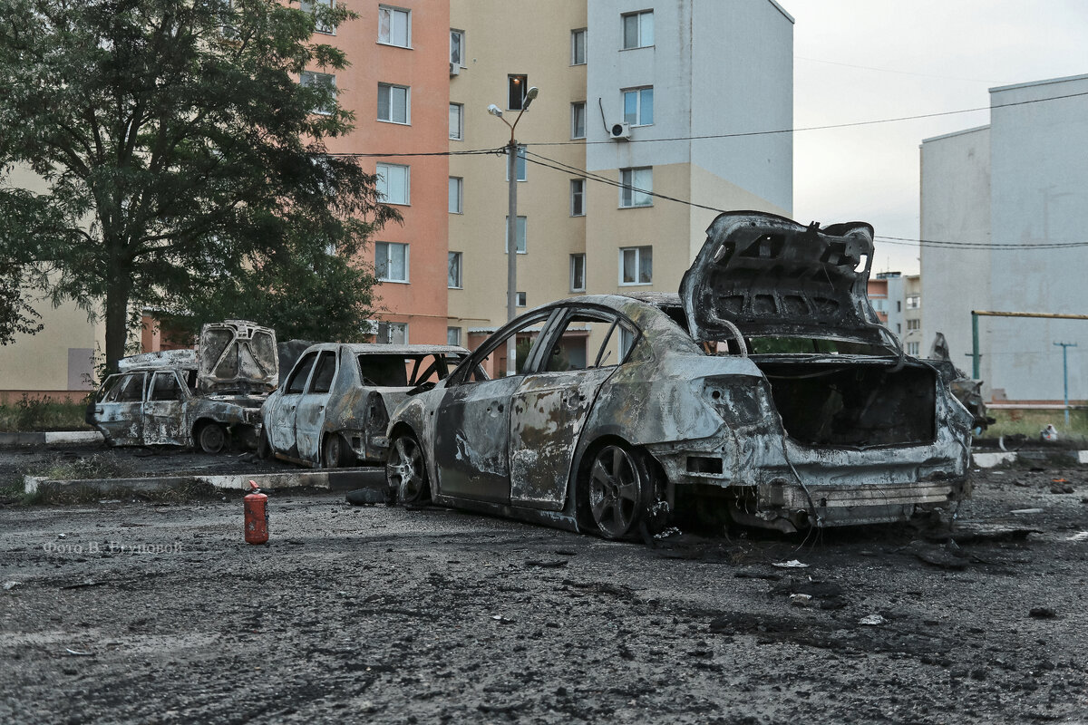 Четыре автомобиля выгорели полностью в этом дворе, семь повреждено