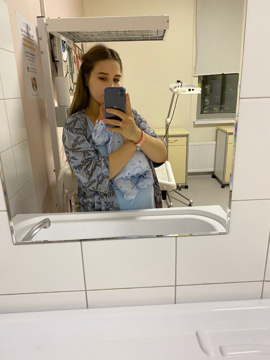 В день выписки, это палата двухместная.По всей видимости одноместная переделанная, уж очень тесновато нам было.