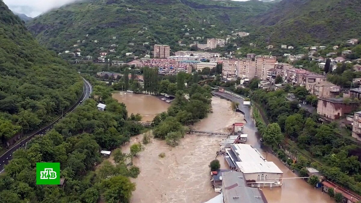    Разрушены дороги и мосты: мощное наводнение произошло в Армении и Турции