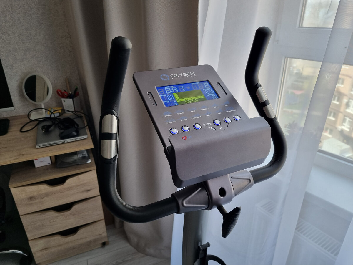 Панель управления вертикального велотренажера Oxygen Concept IV