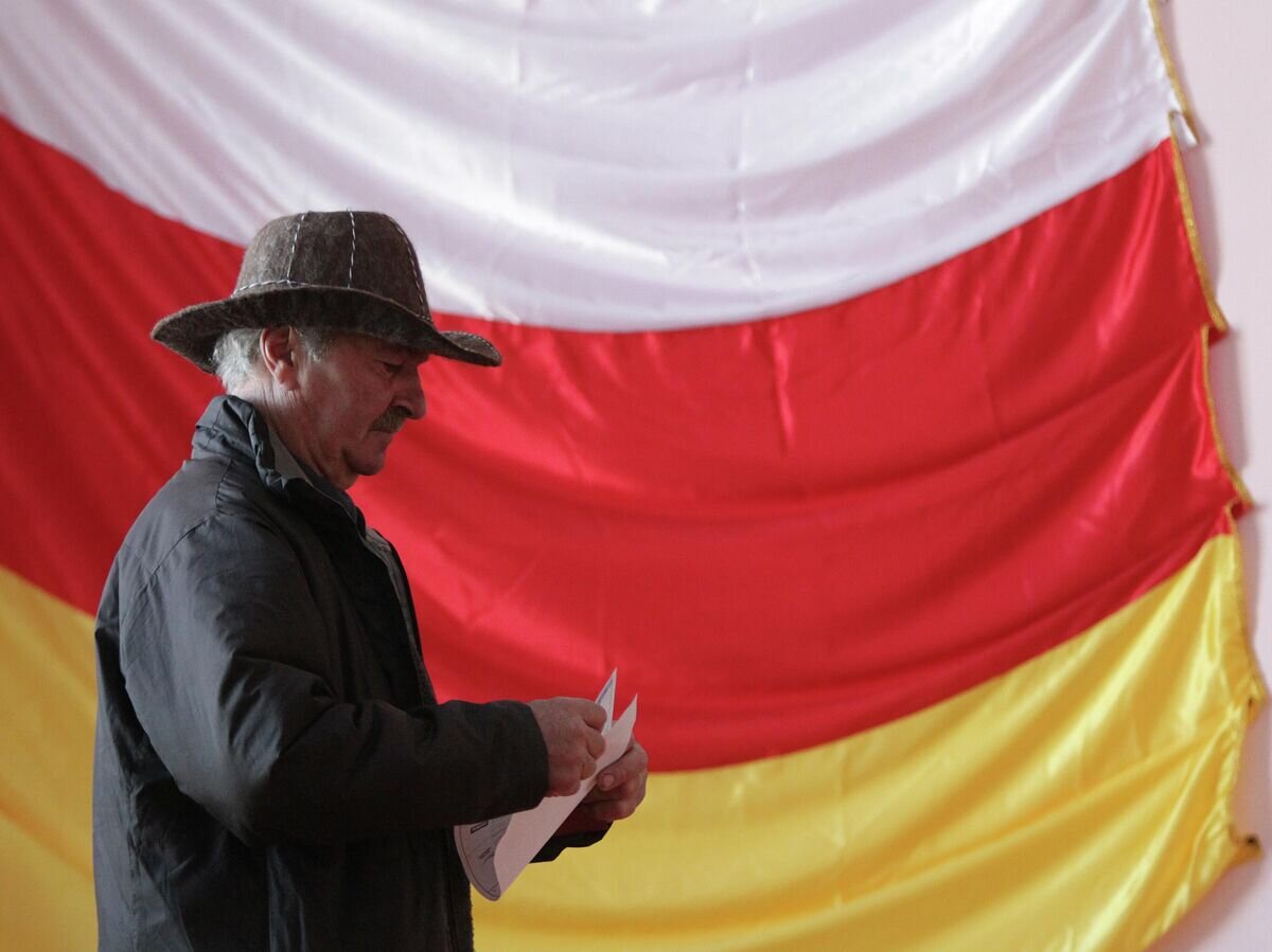    Местные жители принимают участие в голосовании в Южной Осетии© РИА Новости / Валерий Мельников