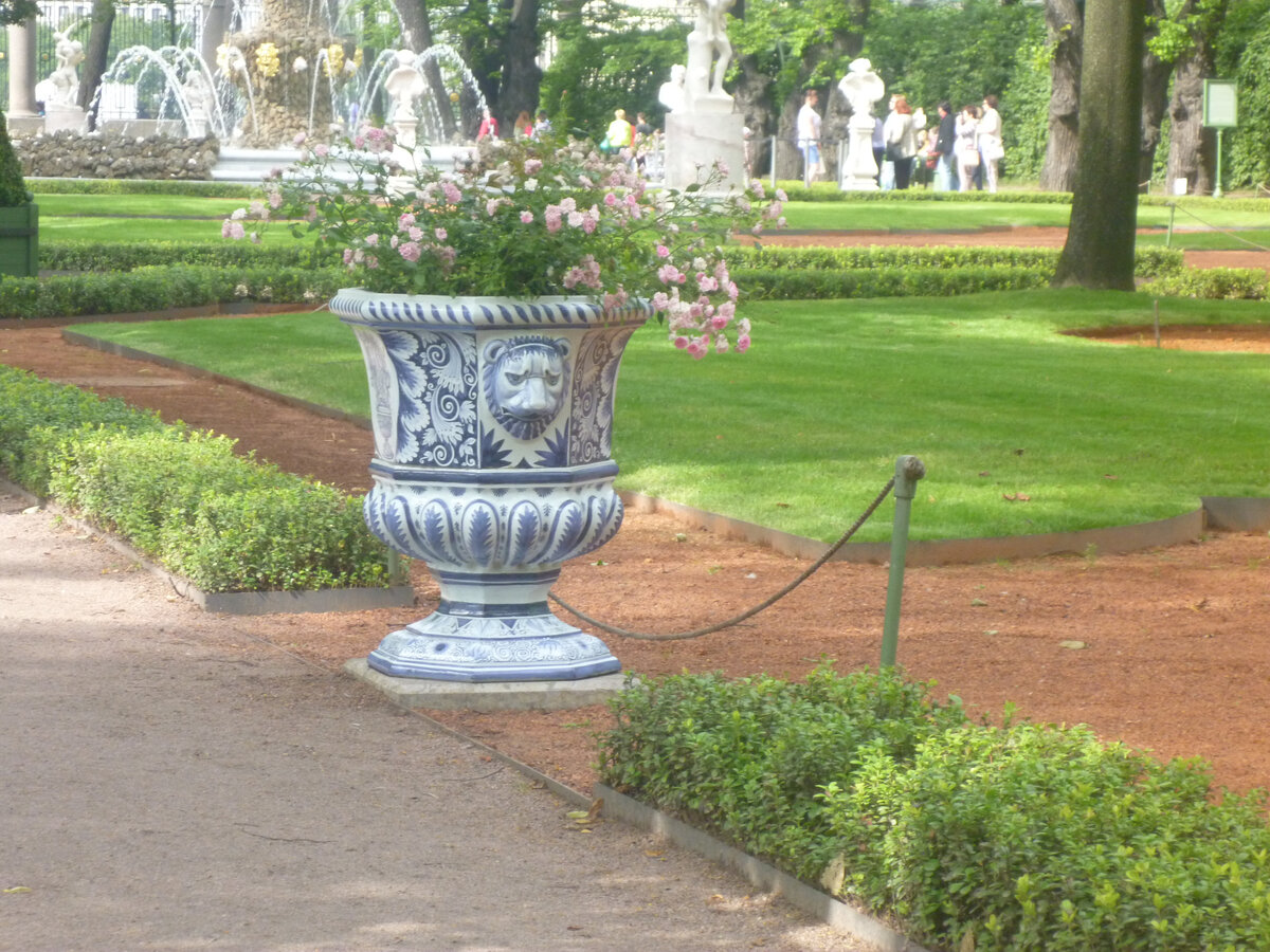 Летний сад. Вазоны с цветами.