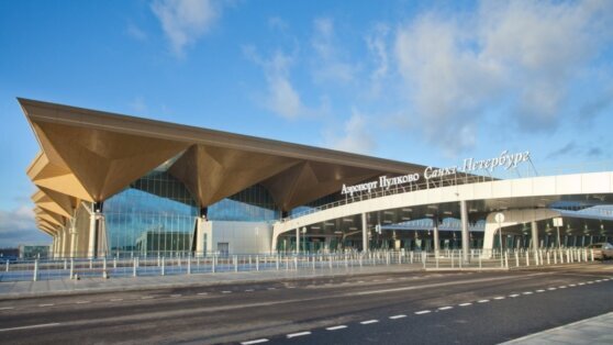    Автомобиль подрезал самолет в аэропорту Пулково Роман Захаров