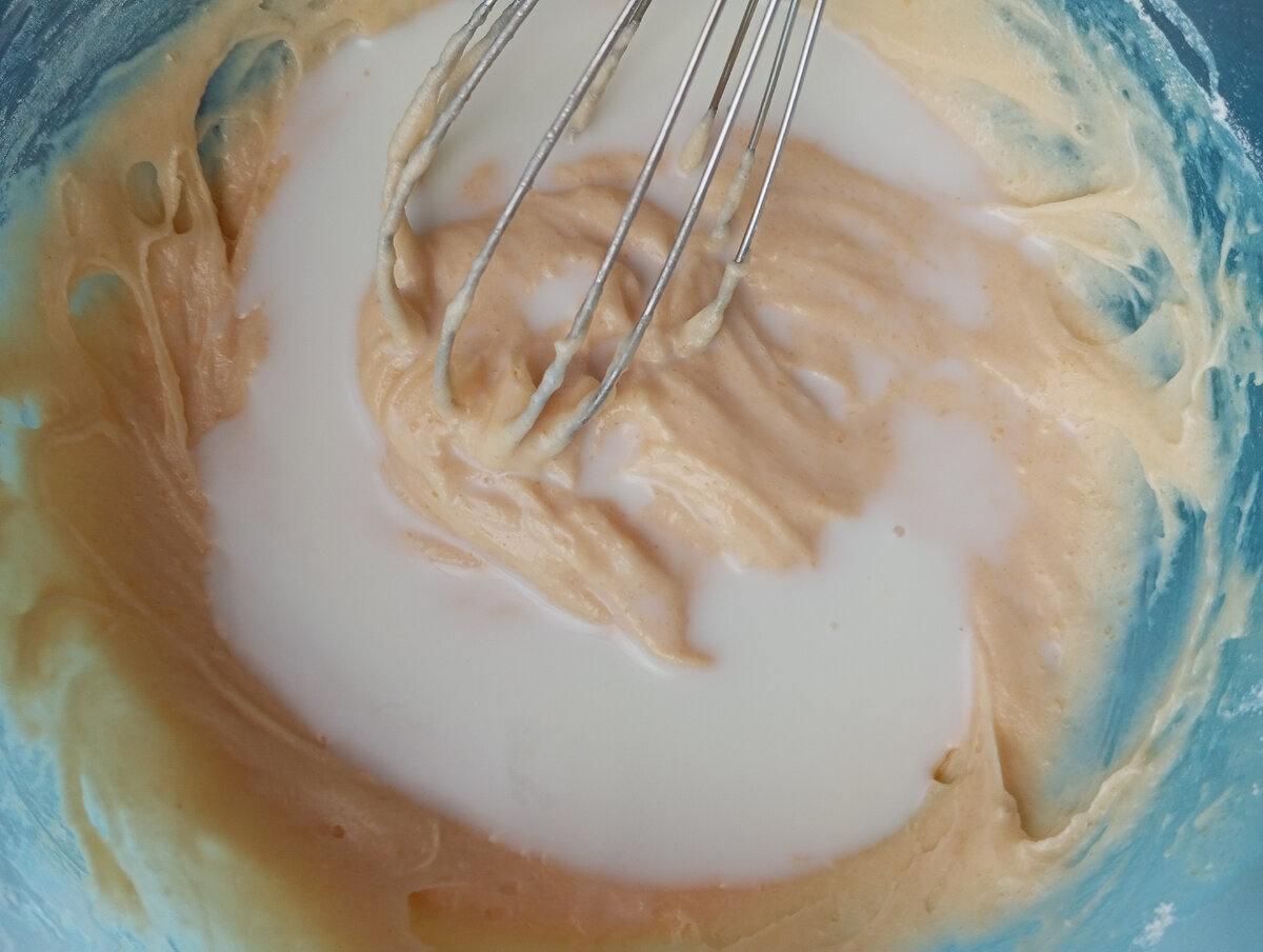 Я использую венчик, можно миксером.