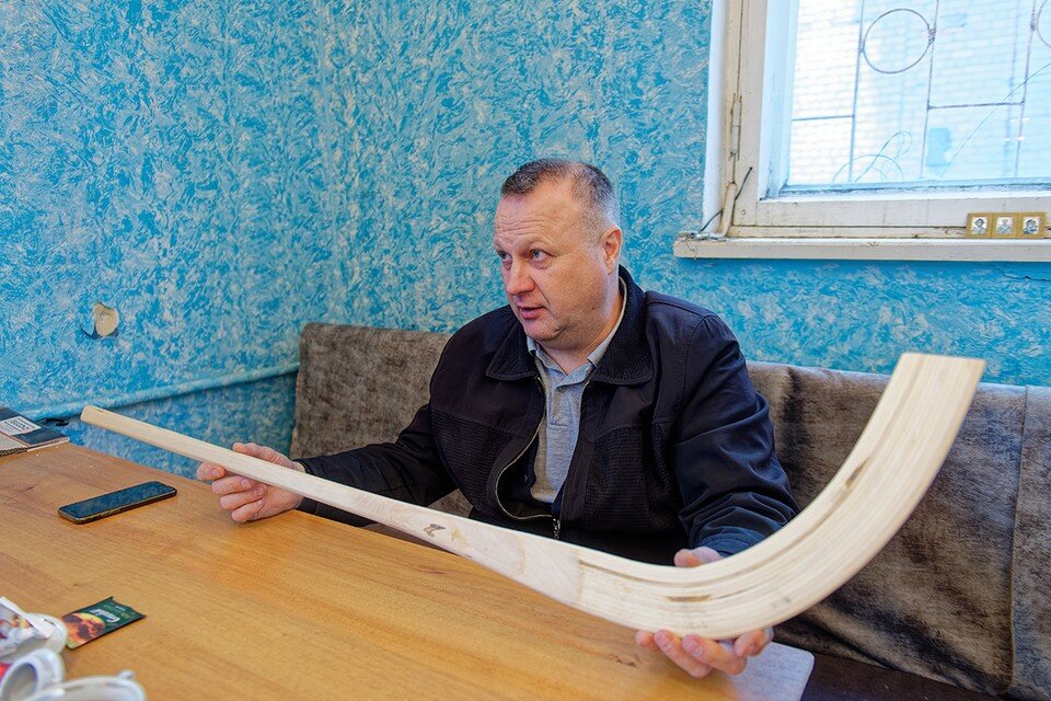    Андрей Овченков изготавливает клюшки для хоккея с мячом (Ульяновск). Михаил ФРОЛОВ