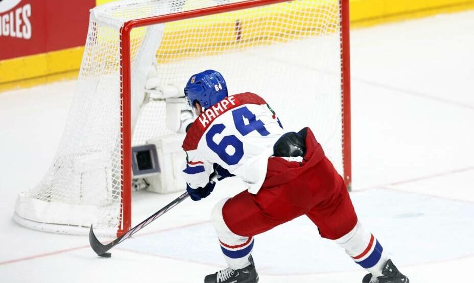    Нападающий сборной Чехии Кемпф опередил защитника и поразил пустые ворота — 2:0! Фото: Reuters