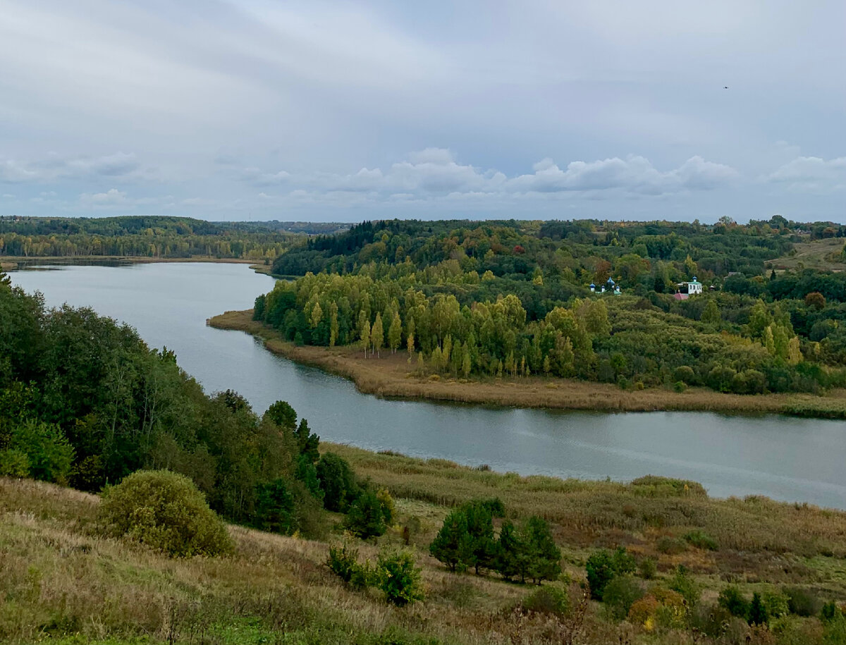 Вид у деревни Захново на Мальское озеро