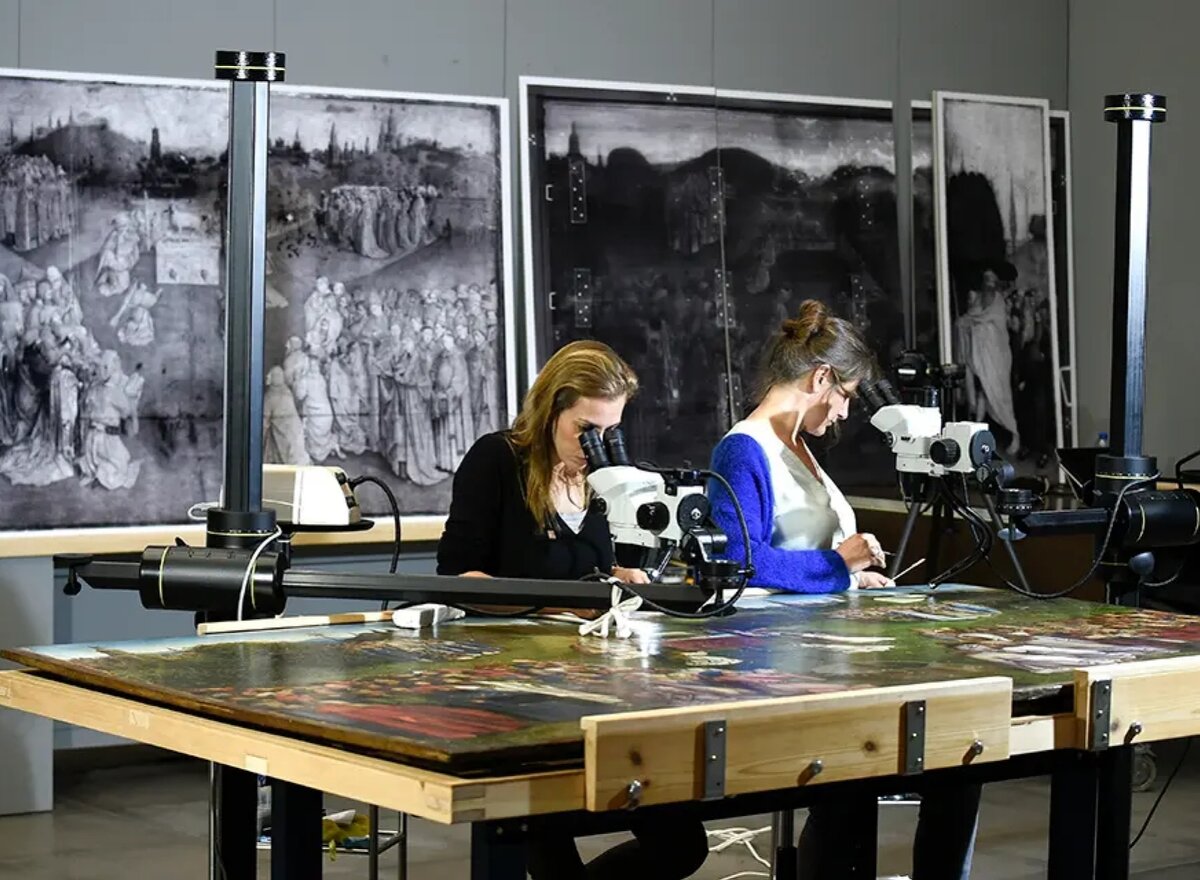 Королевский институт художественного наследия (IRPA, Брюссель). Центральная панель с Агнцем Гентского алтаря в мастерской, реставраторы за работой