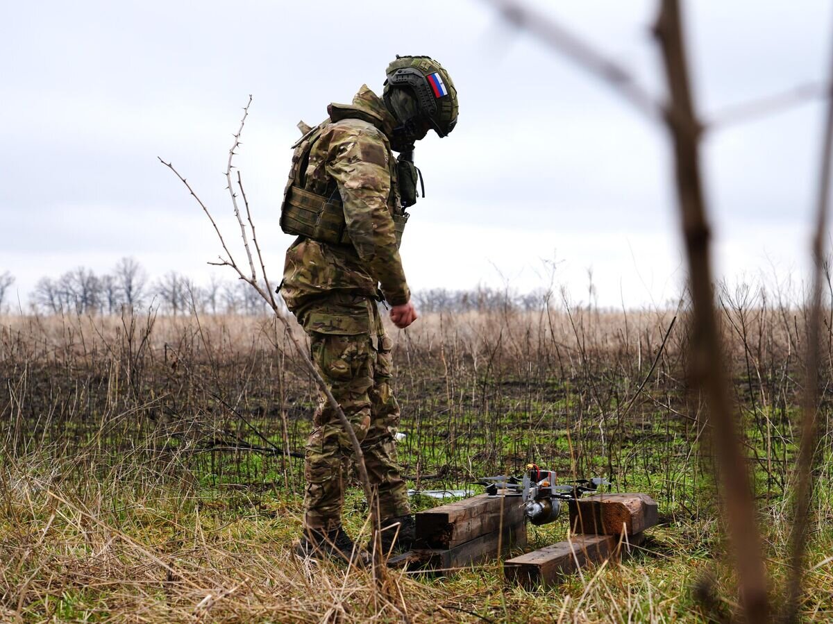    Боец готовит FPV-дрон к полету© РИА Новости / Мария Марикян