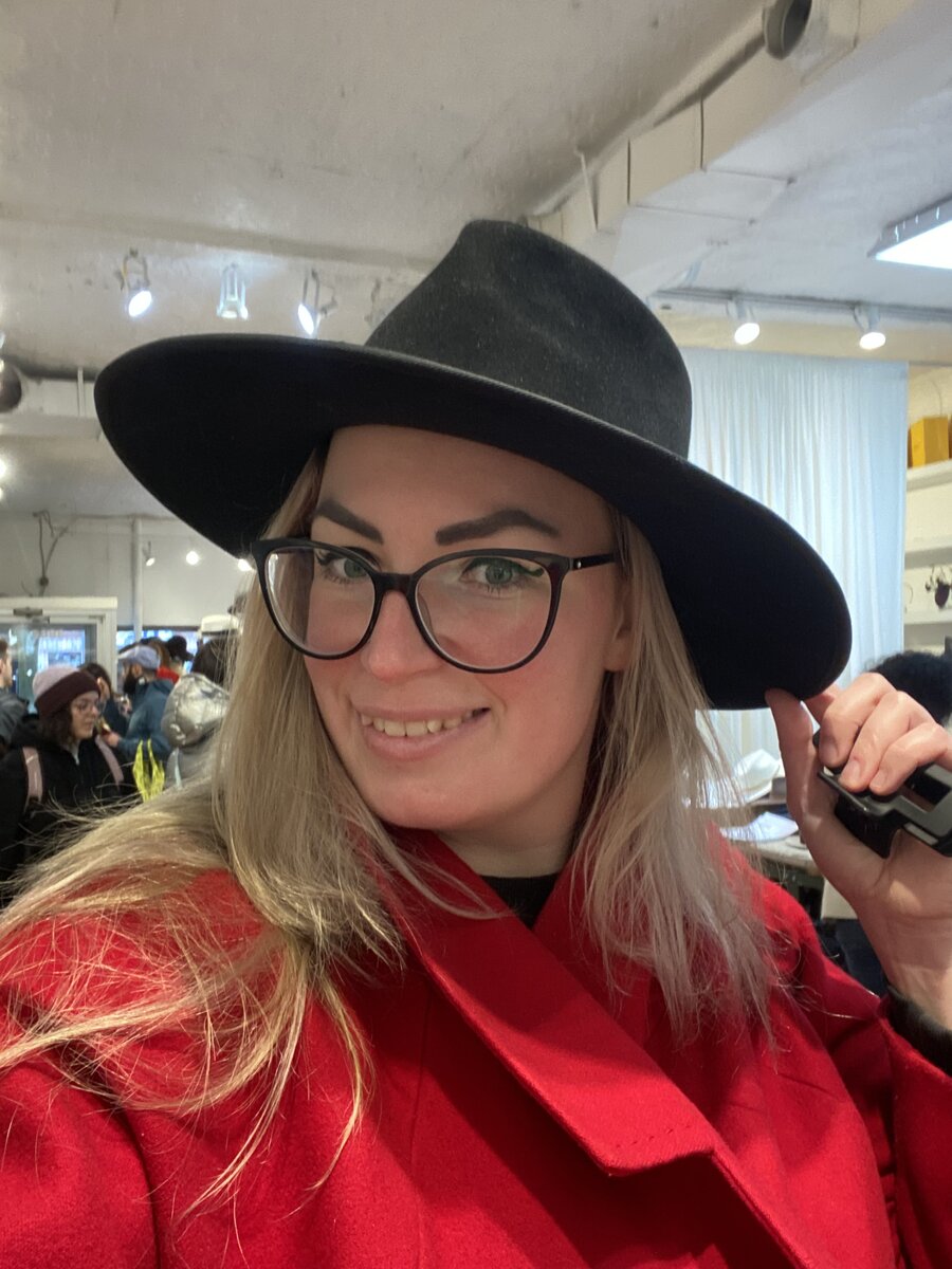 Приветули :) Это я меряю шляпку за 200 $ 🤣🤣🤣 Но я ее не купила)) Лайк за самоконтроль плз))) 🤣