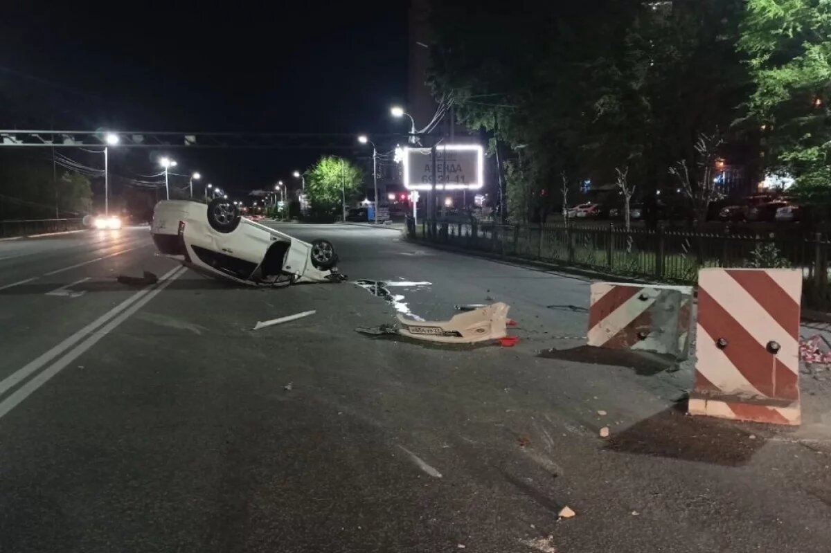   В Хабаровске пьяный водитель снёс дорожное ограждение и перевернул машину