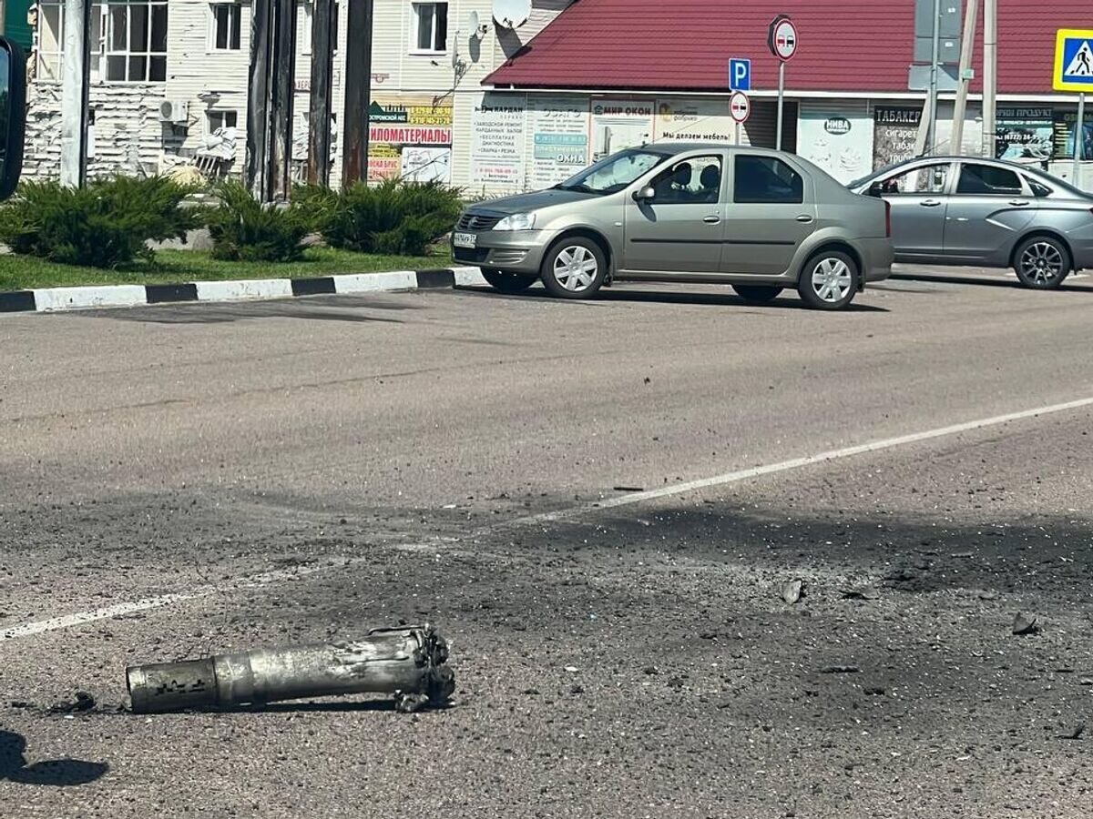 Снаряд прилетел прямо во двор многоквартирного дома. ВСУ обстреляли  несколько населенных пунктов в Белгородской области | РИА Новости | Дзен