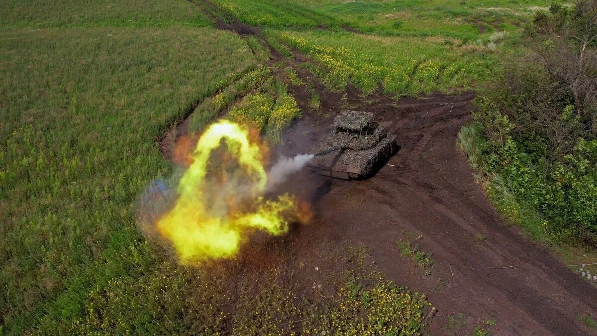 Живой? Всё хорошо? Новая жизнь начинается!». Боец ВСУ угнал из  подразделения танк Т-64. Теперь машина стоит на Поклонной горе | Русский  Фронтир | Дзен