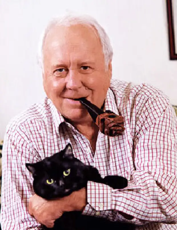 Михаил Любимов со своим любимым Чеширским котом. Фото из открытых источников