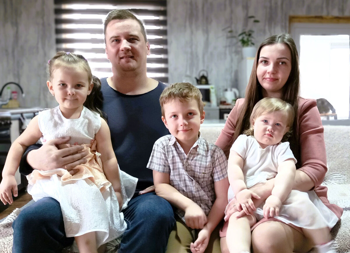 Алексей и Юлия с детьми в своем доме