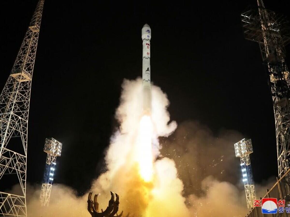    Запуск северокорейской ракеты-носителя "Чхоллима-1" с разведывательным спутником "Манригён-1"© Фото : KCNA