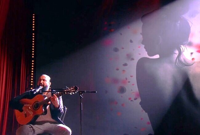 Жан исполняет песню "Расстанься с ней"