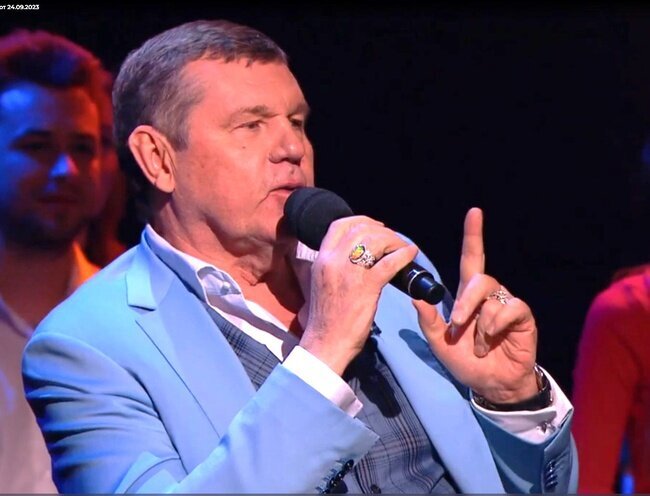 Александр Новиков оценивает исполнение своей песни