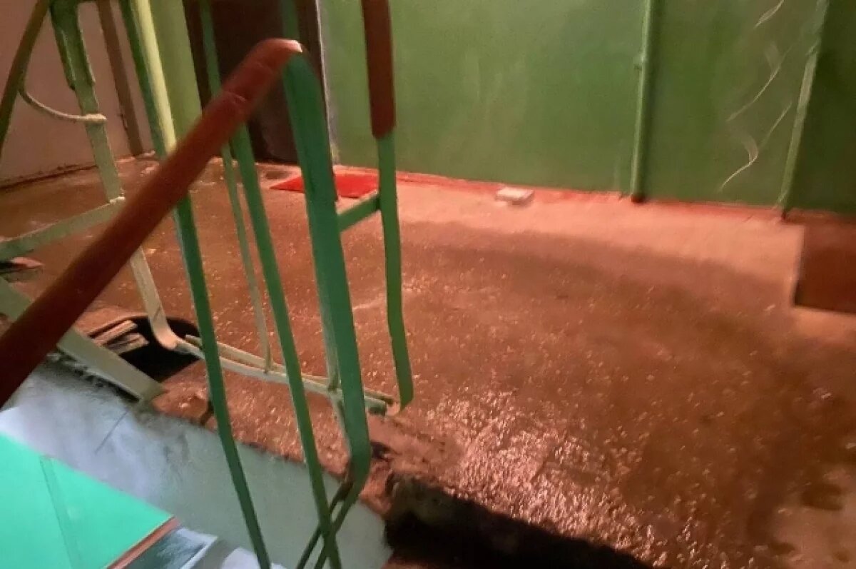    Пьяные оренбуржцы доспорились до падения одного в пролет между этажами