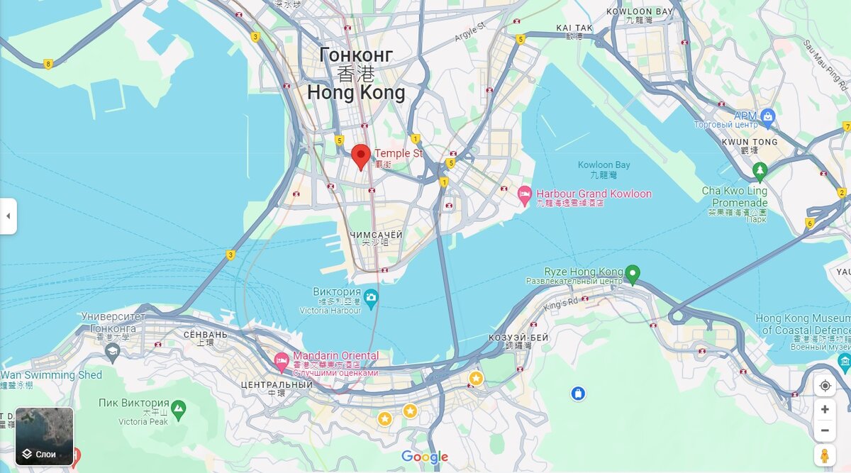 Храмовая улица расположена на полуострове Коулун недалеко от бухты Виктория, проходит через районы Яуматэй и Джордан, у туристов известна как ночной рынок (Night market).