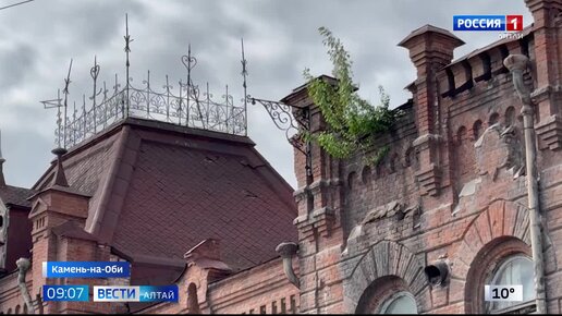 В Камне-на-Оби у всех на глазах разрушается памятник архитектуры - бывший торговый дом купца Винокурова