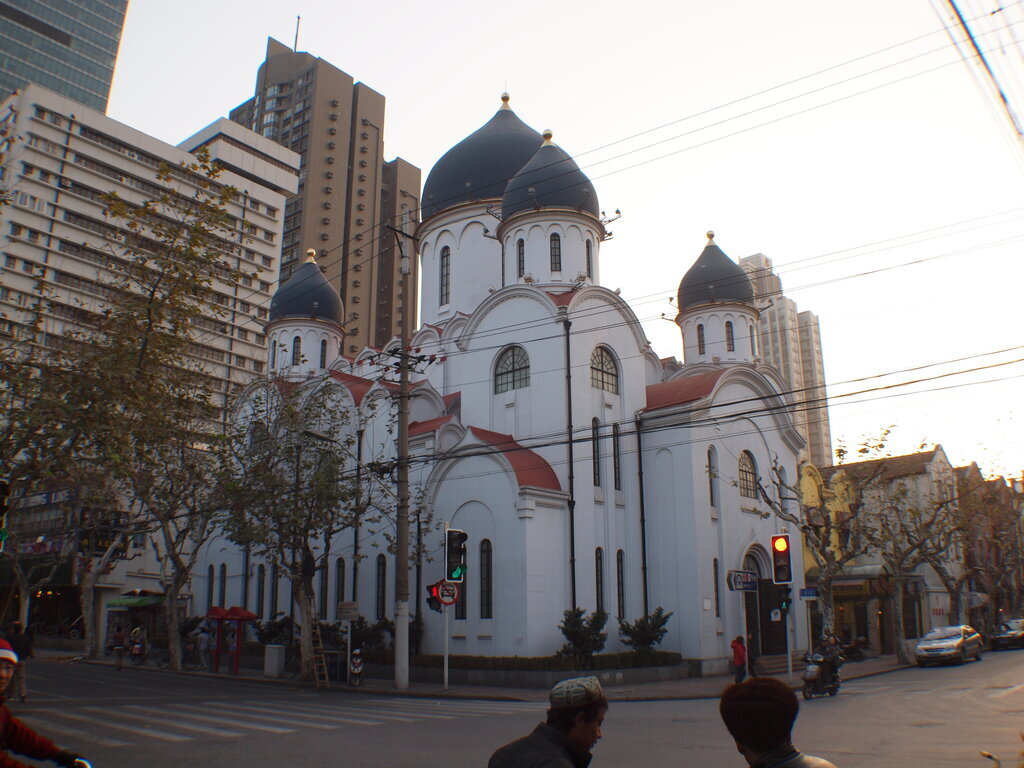 Православный собор в Шанхае. Без крестов, но с загогулинками по краю куполов, напоминающими ласточкин хвост у пагод.