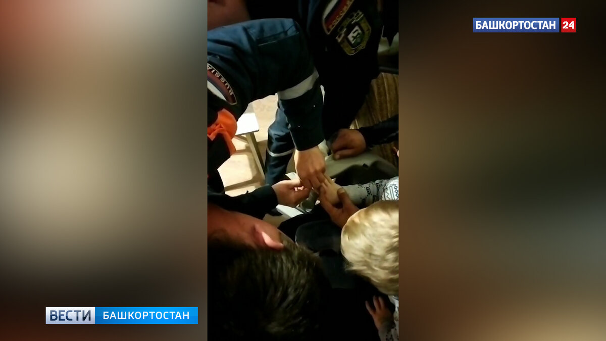    В Уфе спасатели помогли двум маленьким детям