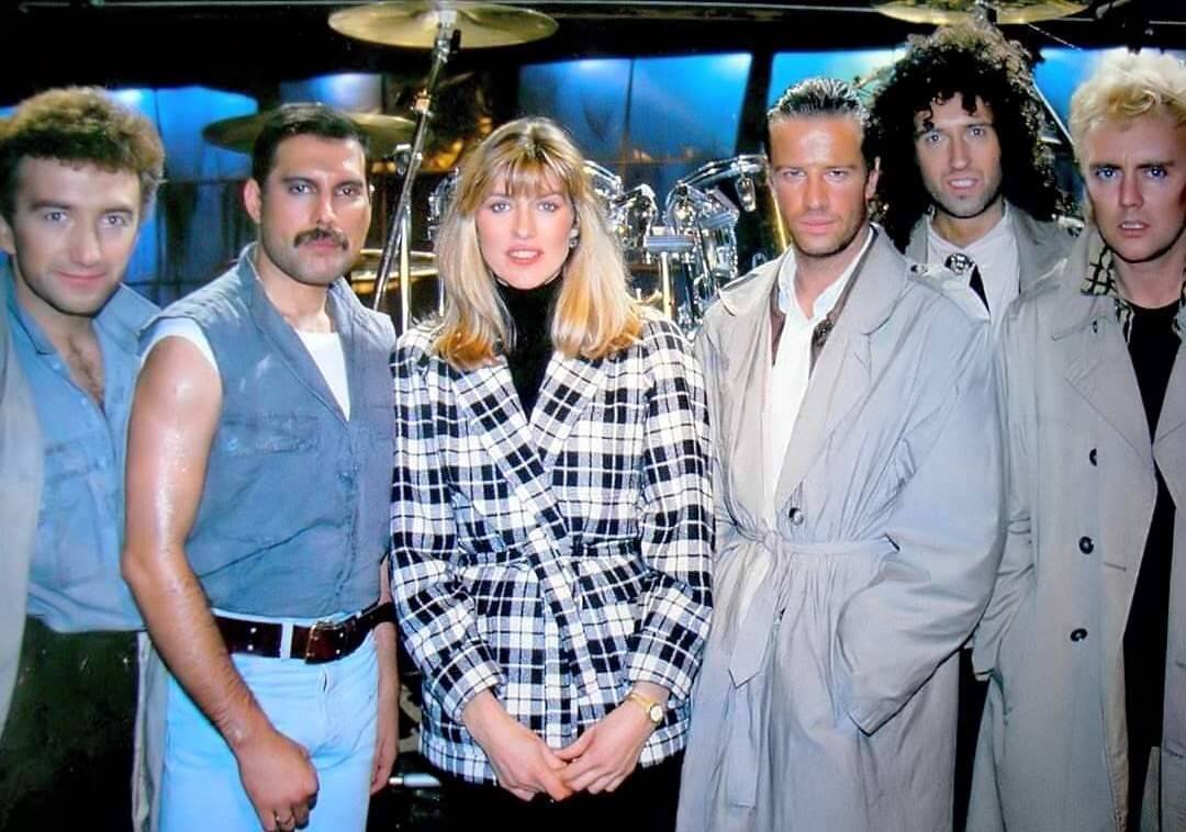 Не только в кино но и в клипах отметился. На фото Ламберт с любимой группой Queen