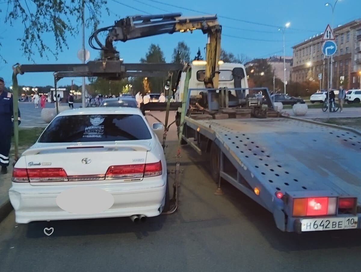 С набережной Петрозаводска эвакуатором массово вывозят автомобили |  Карелия.Ньюс. Новости Петрозаводска | Дзен