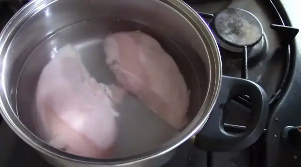 Перед приготовлением бульона куриное филе необходимо тщательно промыть. 
