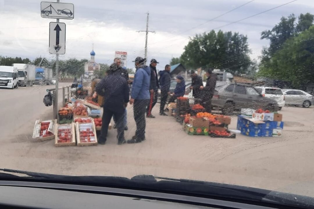 Обочина превратилась в стихийный рынок.