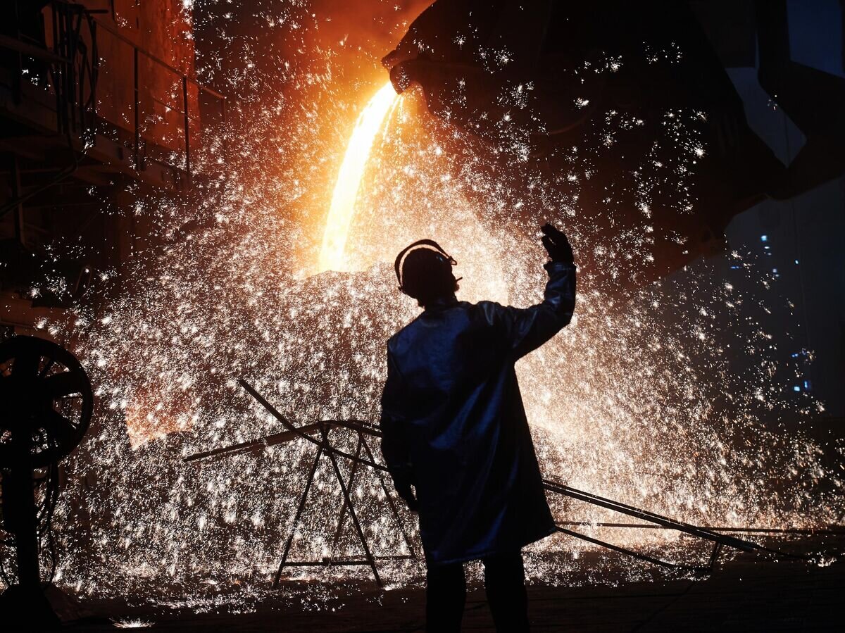    Рабочий в сталеплавильном цехе Череповецкого металлургического комбината© РИА Новости / Александр Коркка