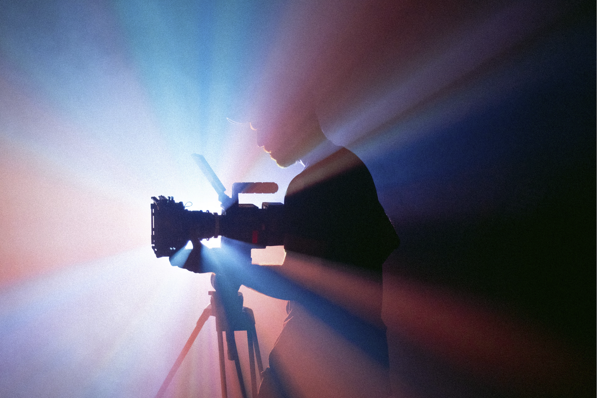 Фото https://unsplash.com/photos/black-and-gray-camera-tripod-kbd1oAf-9Ms