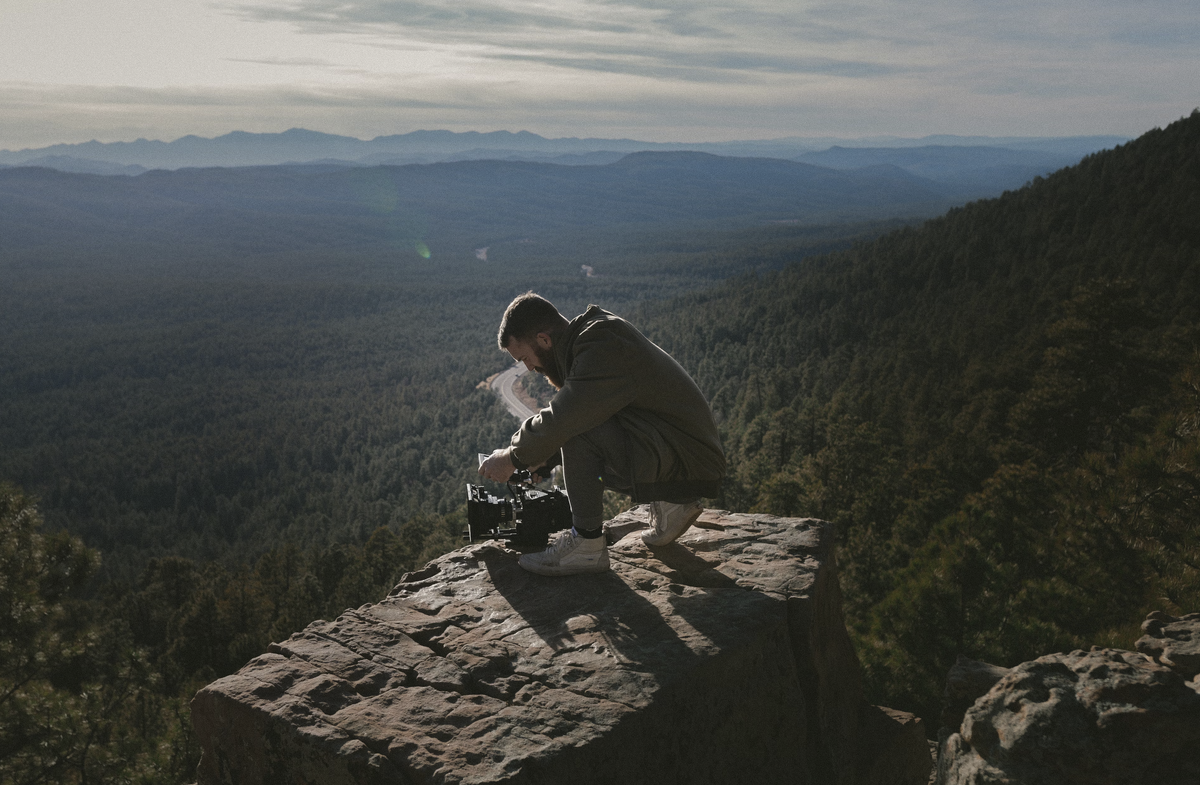 Фото https://unsplash.com/photos/man-sitting-on-top-of-mountain-while-holding-dslr-camera-B86oI1o6cTM