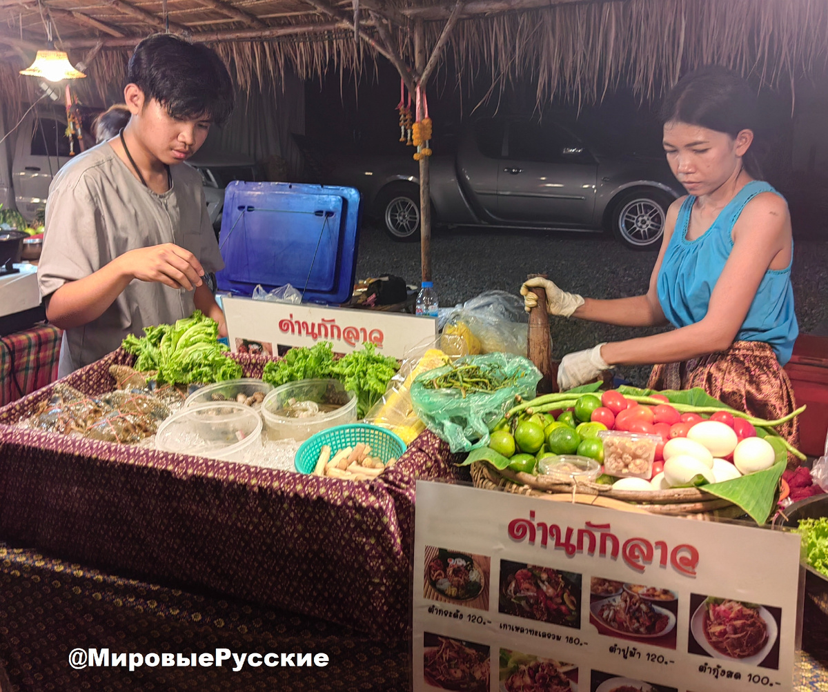 Ночной рынок у храма Ват Ратчабурана