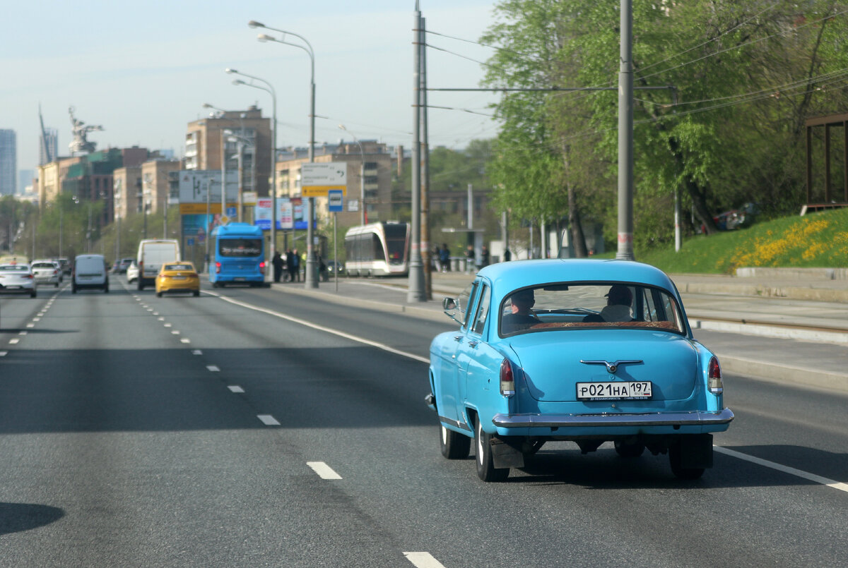 проспект Мира. Памятник "Рабочий и колхозница". 