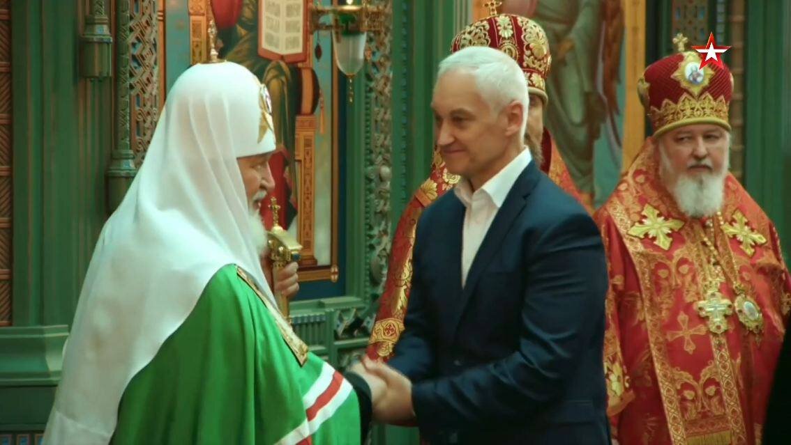 В России патриарх благословляет министра обороны на службу. На Украине люди радуются сносу церквей