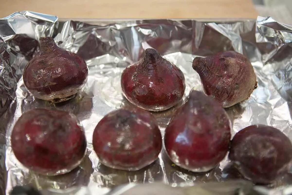 Подготовка свеклы перед запеканием   Фото: simplyrecipes.com