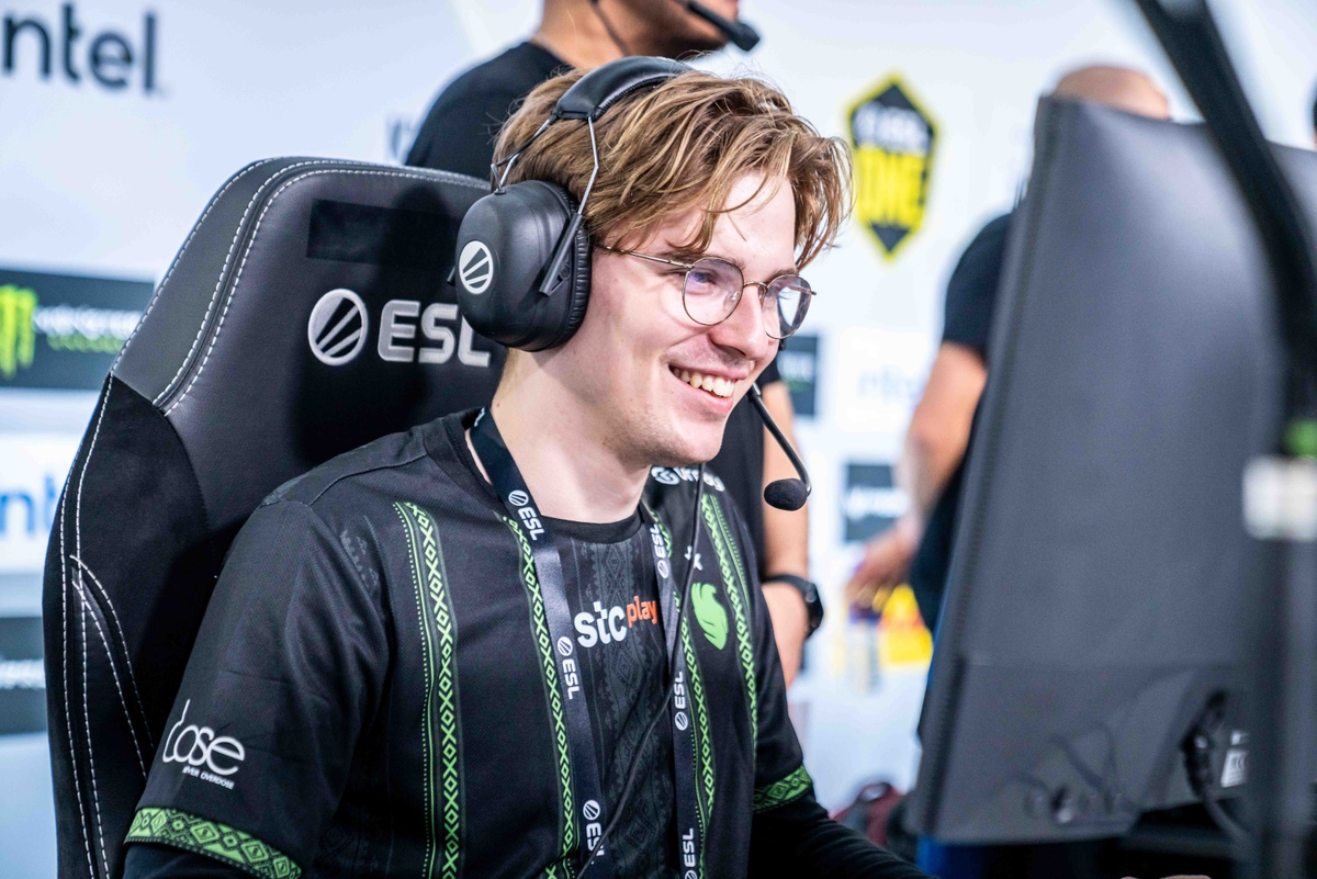     Оливер Skiter Лепко – керри Team Falcons