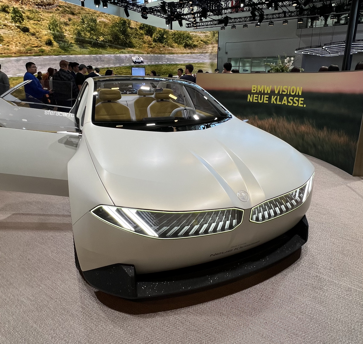 Баварцы умеют удивлять даже искушенную публику! На выставку в Пекин BMW привезла 15 моделей, объединивших в себе последние достижения в области цифровизации и электрификации автомобилестроения.