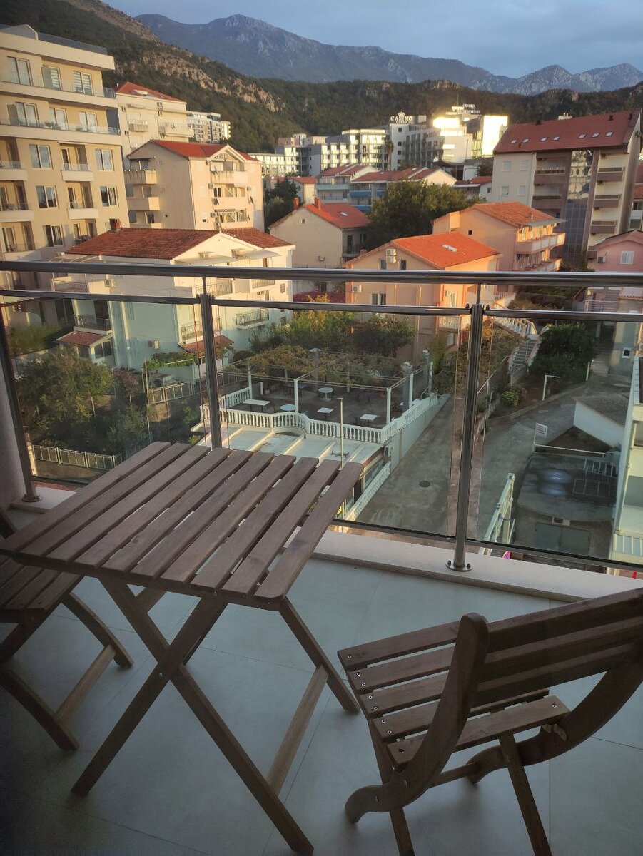 Однажды мы полгода прожили в Черногории. Так выглядел наш балкон с видом на горы и море:)