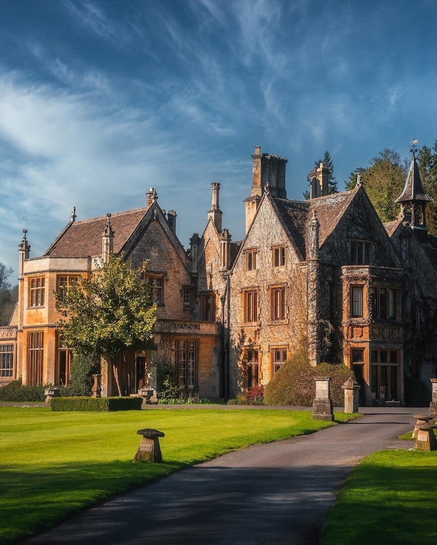 Касл Комб (Castle Combe) - небольшая деревня в регионе Котсуолдс, графства Уилтшир - многими считается самой красивой деревней в Англии. С XIV века здесь практически ничего не поменялось.-1-2