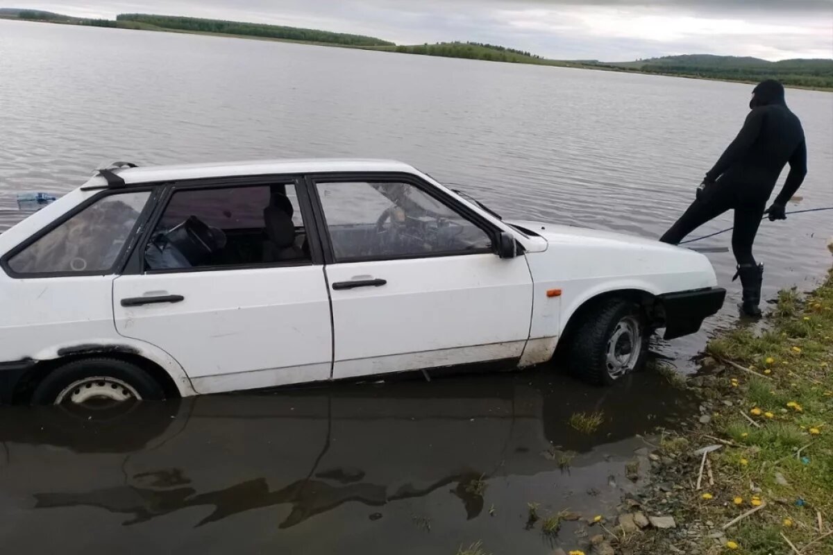    В Челябинской области рыбак погиб в утонувшей машине