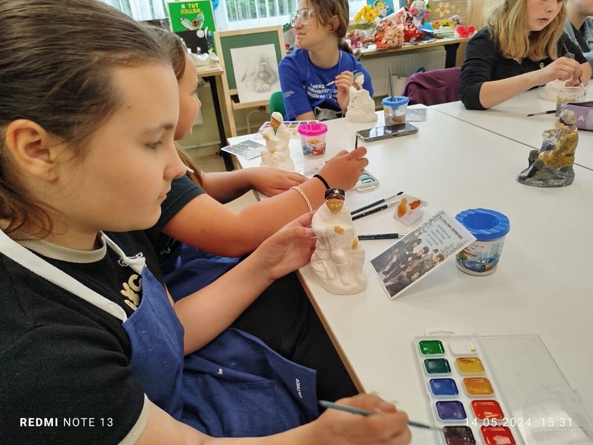    Дети Мариуполя раскрасили статуэтки Василия Теркина, которые привез с Сахалина писатель Денис Чернов