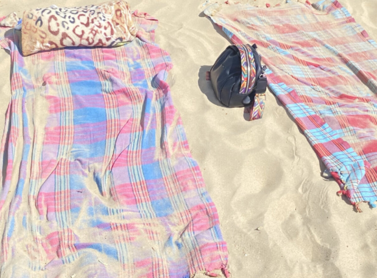 Ветер с песком буквально закидал меня на пляже 